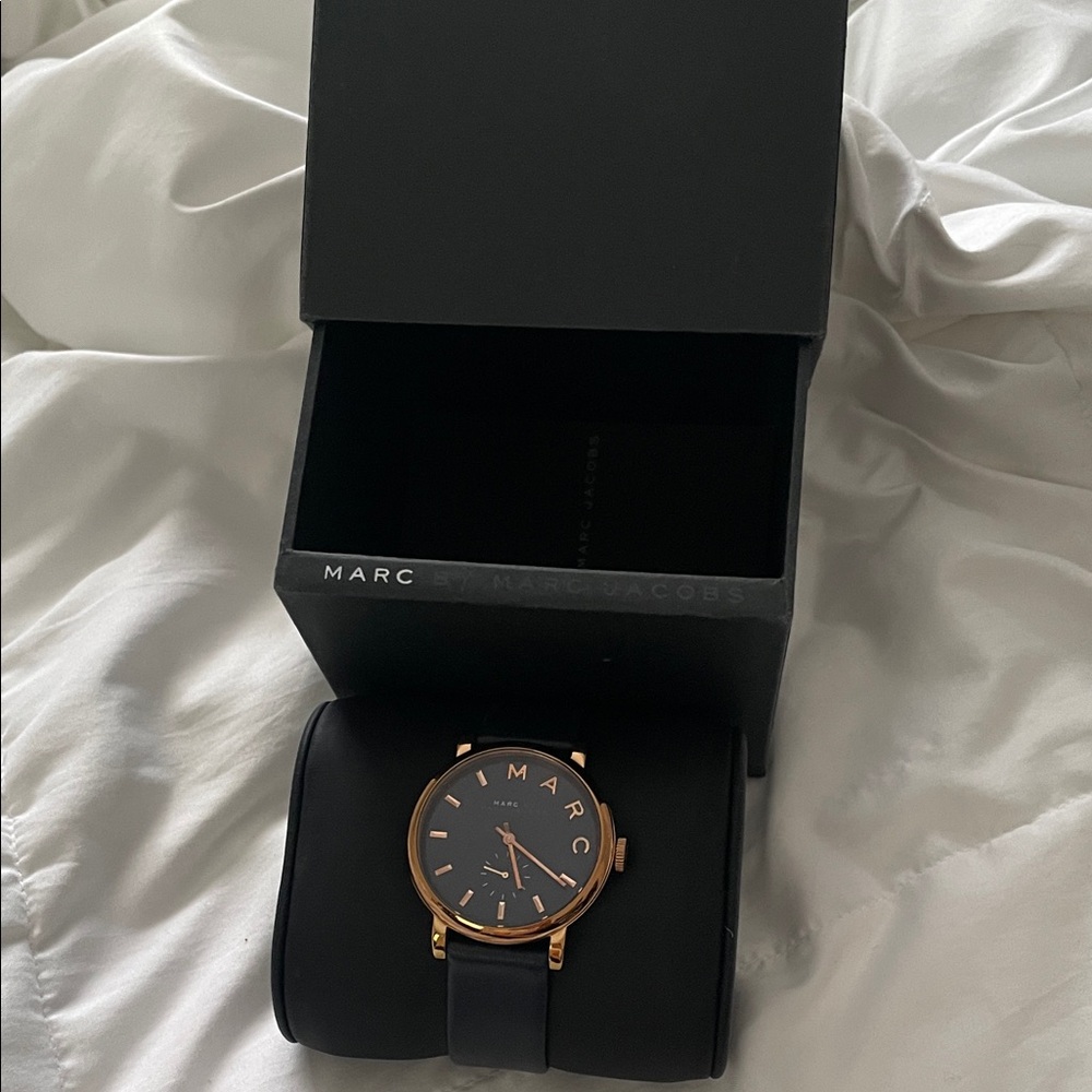 Marc Jacobs Gold and Black Dial Watch * needs battery* - Picture 2 of 6